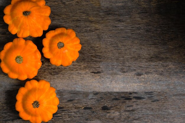 Foto heldere rijpe pompoen op tafel. groenten zijn gezond voedsel.