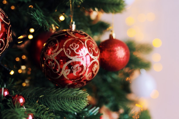 Heldere rode speelgoedballen op de kerstboom met lichten