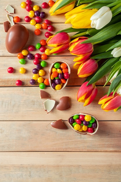 Heldere veelkleurige tulpen en chocoladepaaseieren