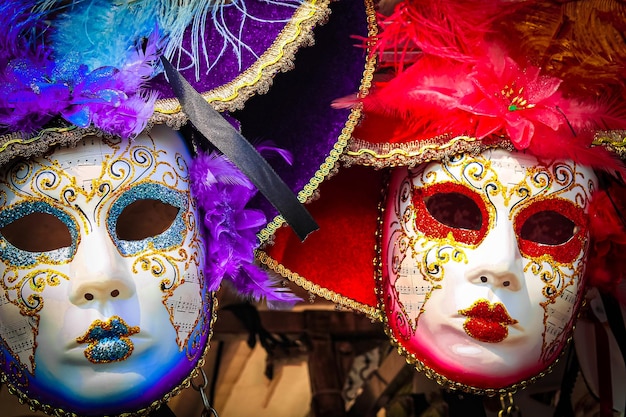 Heldere venetiaanse carnaval maskers italië maskerade in venetië