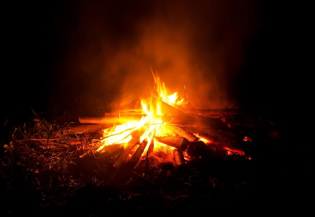 Heldere vlam van een brandend vuur boven de vuurpot buitenshuis