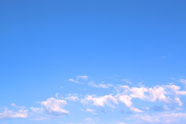 Heldere, vredige blauwe lucht waarover witte wolken langzaam als golven drijven Achtergrondbanner Schermbeveiliging op de monitor