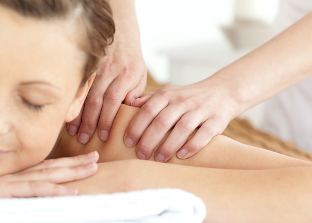 Heldere vrouw die een massage heeft