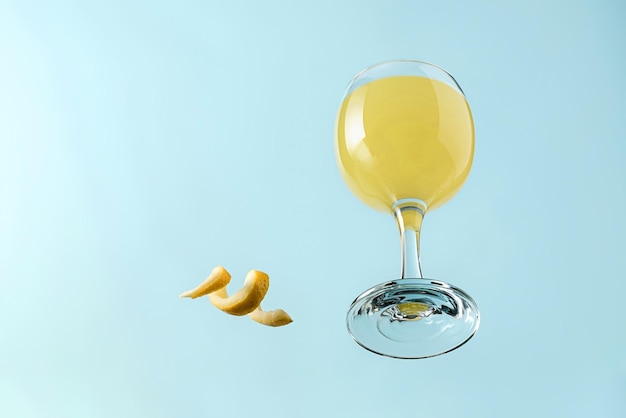 Heldere zomerse citroen tropische cocktail in een glas voor een feestje of picknick