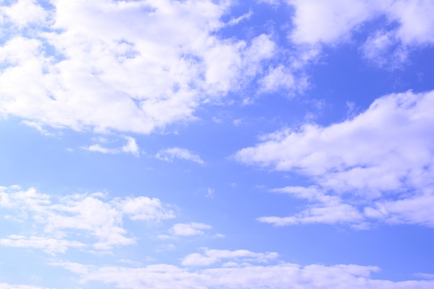 Heldere zonnige dag, blauwe lucht met sneeuwwitte verschillende soorten wolken