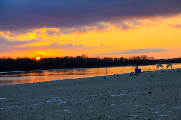 Heldere zonsondergang over de rivier de Dnjepr in de winter