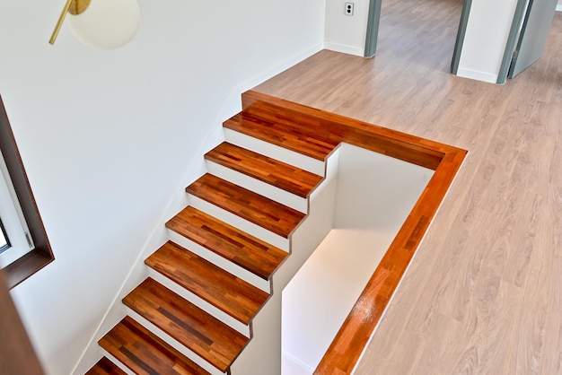 Foto heldergekleurde houten trappen met herfstbladeren die goed passen bij het interieur