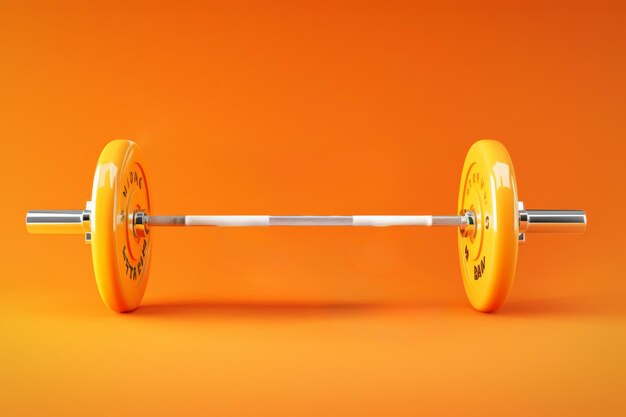 Heldergele barbell op oranje achtergrond Work Hard Play Hard inscriptie