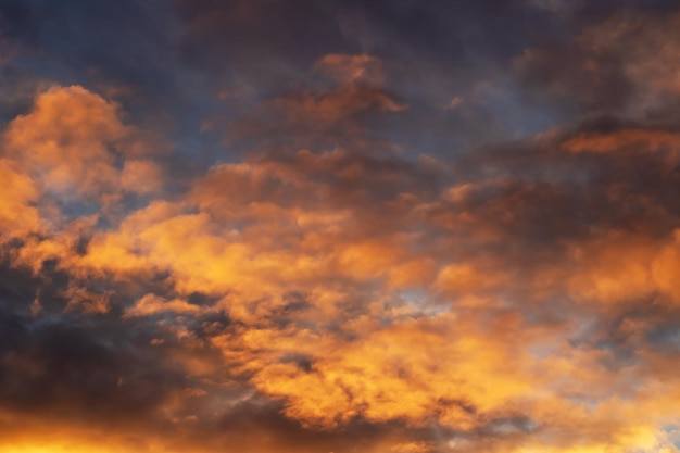 Heldergele wolken bij zonsondergang in de lucht