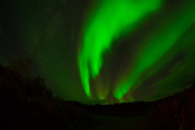 Heldergroene aurora borealis aan de noordelijke hemel