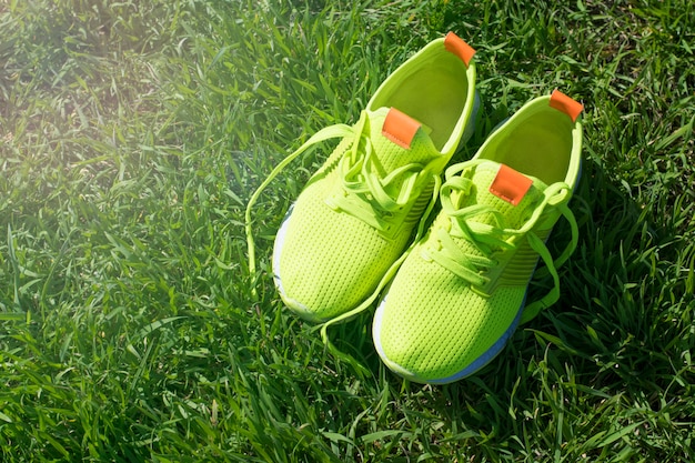 Heldergroene tennisschoenen op gras