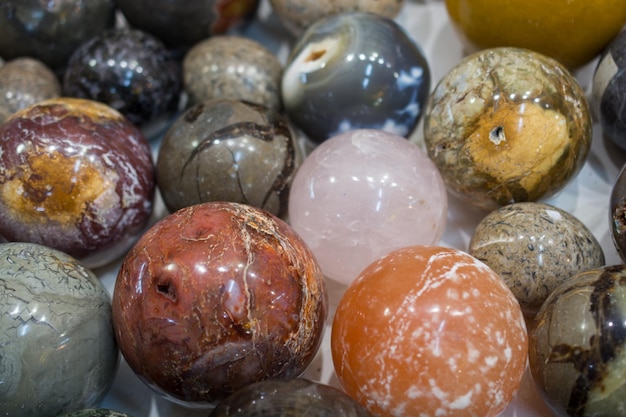 Helderkleurige marmeren ballen in ronde vormen gesneden