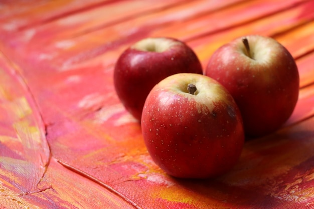 Hele appel bovenop een rood kader