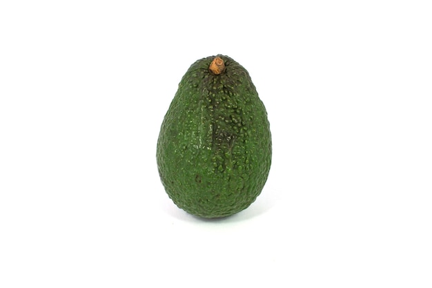 Foto hele avocado geïsoleerd op een witte achtergrond