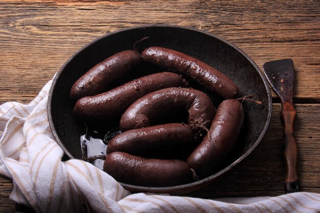 Foto hele bloedworsten op een metalen pan, traditionele letse bloedworsten