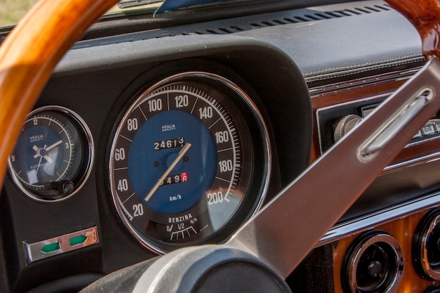 Hele dashboard met stuur van een oude Alfa Romeo Vintage