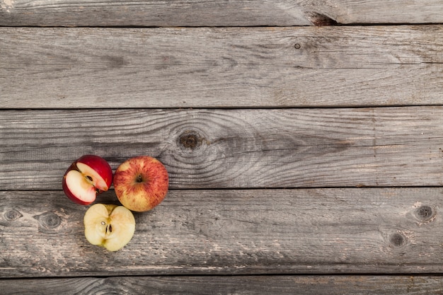 hele en gesneden appels op houten tafel