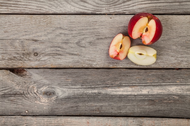 hele en gesneden appels op houten tafel