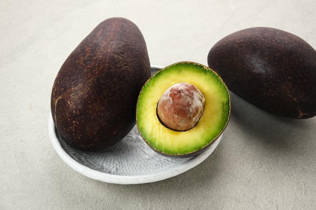 Foto hele en halve alpukat of avocado persea americana rijp en vers