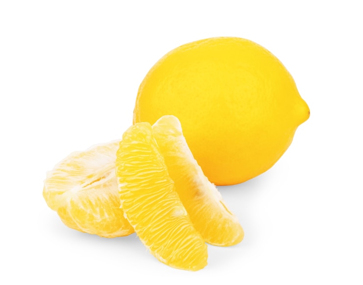 Foto hele en halve citroen fruit geïsoleerd op een witte achtergrond