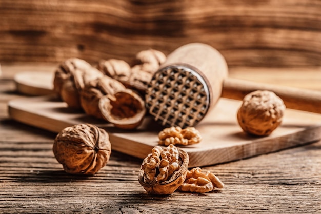 Hele en open walnoten met walnotenkorrel op een houten tafel Fruit gezond oraganisch rauw snackvoedsel notenpitten