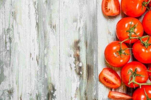 Hele en stukjes tomaten