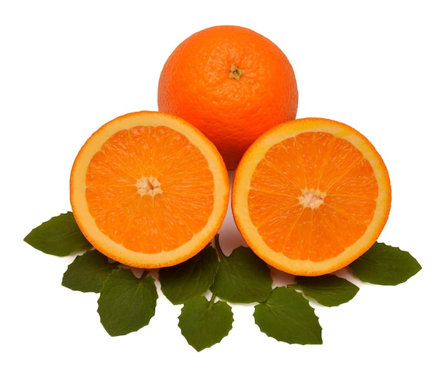 Hele en twee halve oranje vruchten met groene blaadjes munt geïsoleerd op een witte achtergrond Creatief gezond voedsel concept Natuur sap Plat lag bovenaanzicht