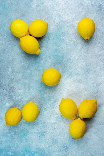 Hele gele citroenen geïsoleerd op lichte achtergrond Citroenen citrusvruchten gezonde zomer kopie ruimte