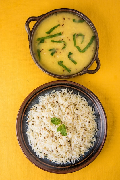 Hele gele linzen dal fry of tadka met Indiase komijn of jeera Rijst of chawal, selectieve focus