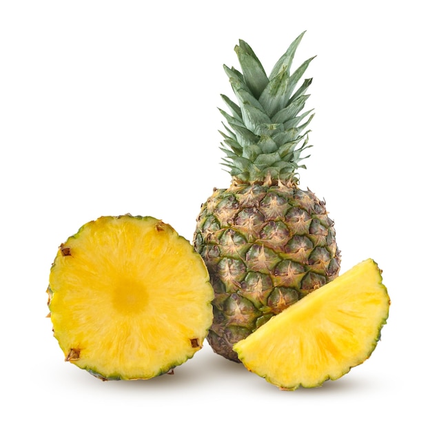 Hele gesneden helft en stukje ananas geïsoleerd op een witte achtergrond