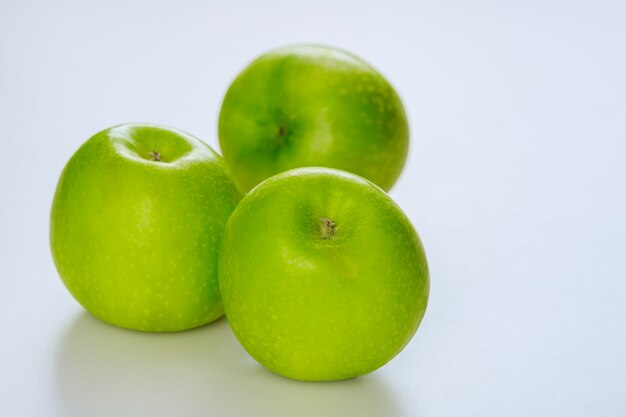 Hele groene appels en geïsoleerd op een witte achtergrond. Produceren product.