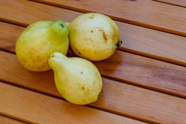 Hele guavevruchten op houten tafel