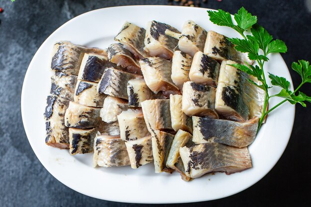 Hele haring verse vis of gezouten zeevruchten klaar om te koken en te eten