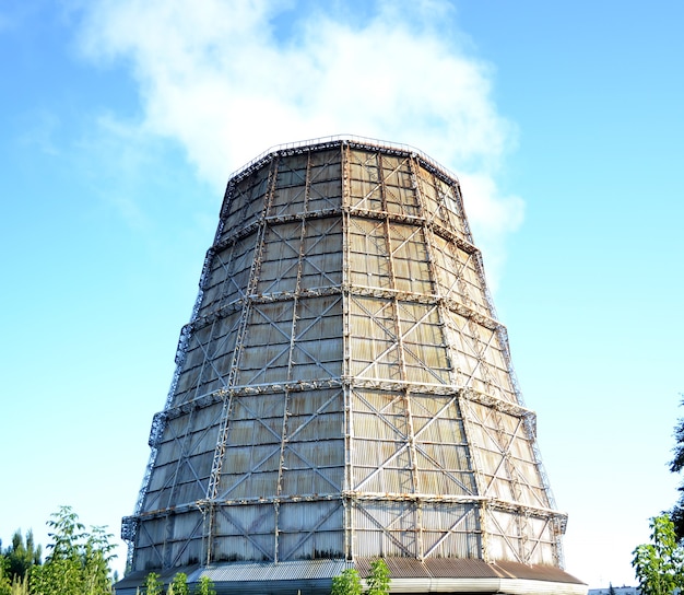 Hele hele leiding voor koelwaterkrachtcentrales aan een strakblauwe lucht