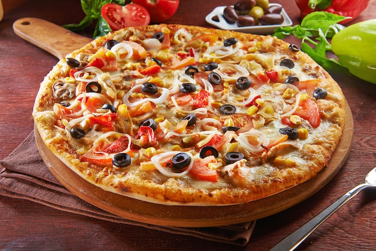 Foto hele italiaanse pizza op een houten tafel met ingrediënten.