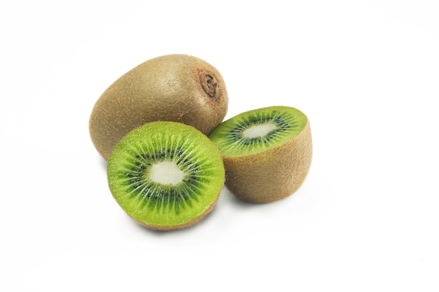 Hele kiwi's en halve kiwi's op wit