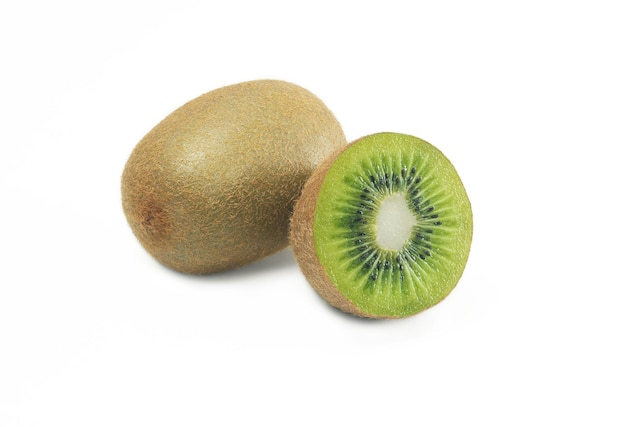 Hele kiwi's en halve kiwi's op wit