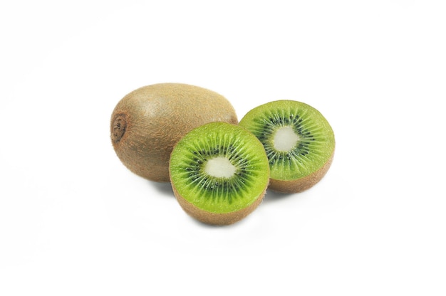 Hele kiwi's en halve kiwi's op wit