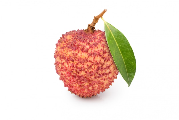 hele lychee fruit geïsoleerd op witte ruimte