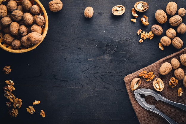 Hele noten op het houten zwarte bord