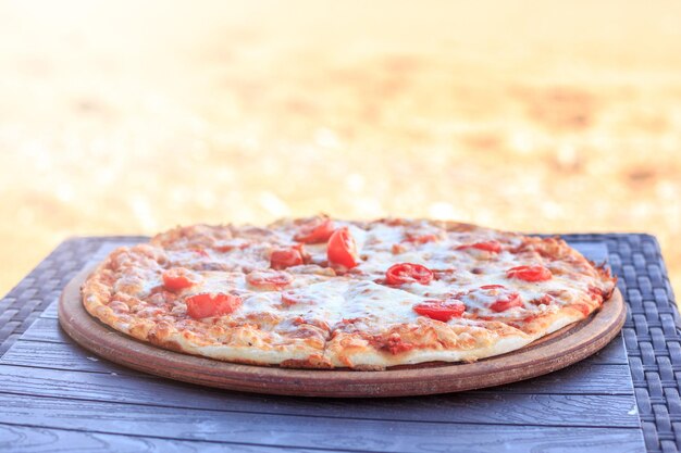 Hele pizza margarita met de tomaten en kaas strand eten