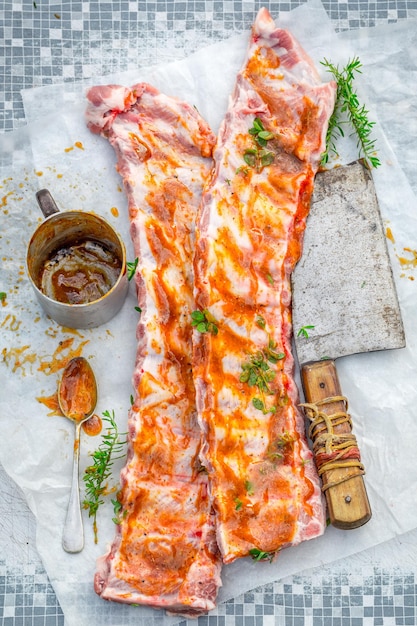 Hele ribben klaarmaken op een oude witte tafel