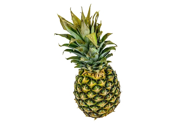 Hele rijpe ananas geïsoleerd op een witte achtergrond