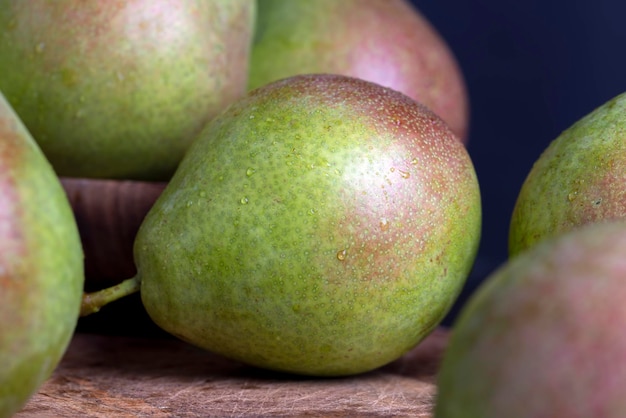 Hele rijpe groene peren close-up