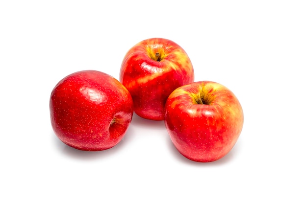 Hele rijpe rode appelvruchten die op witte achtergrond worden geïsoleerd Uitknippad