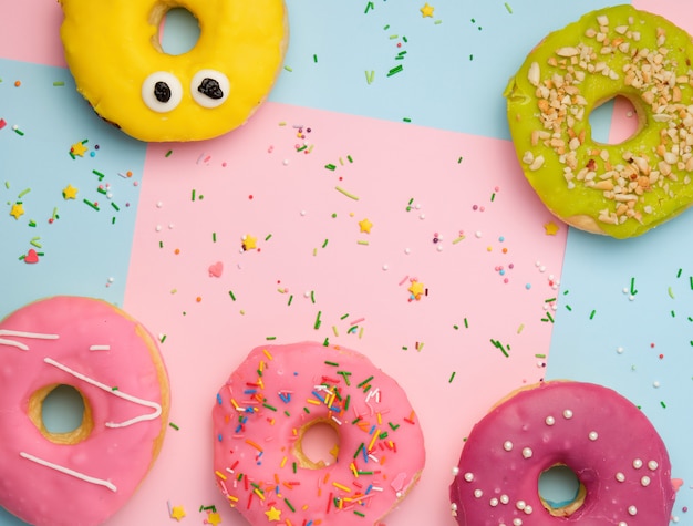 Hele ronde roze donuts met gekleurde hagelslag