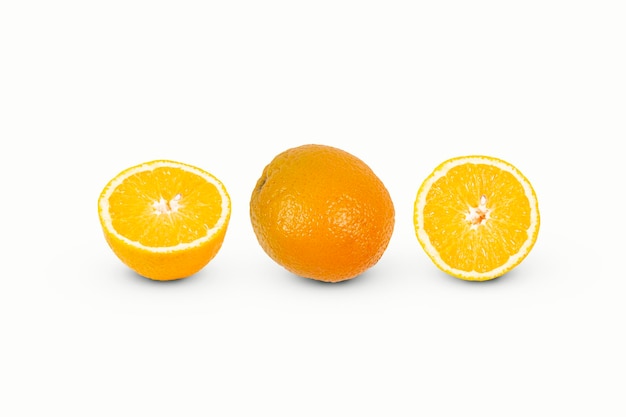 Hele sinaasappel en twee gesneden gele sinaasappelen op witte achtergrond