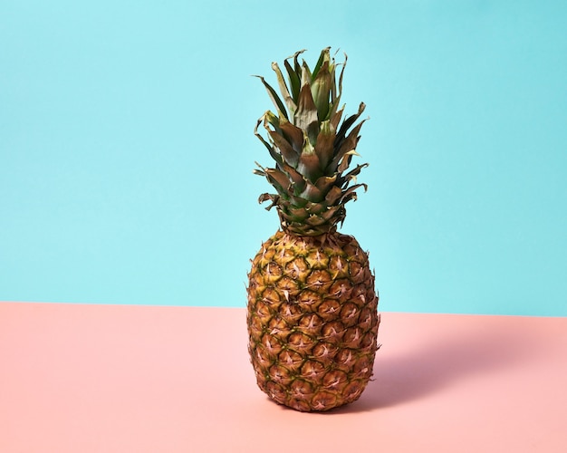 Hele smakelijke ananas geïsoleerd