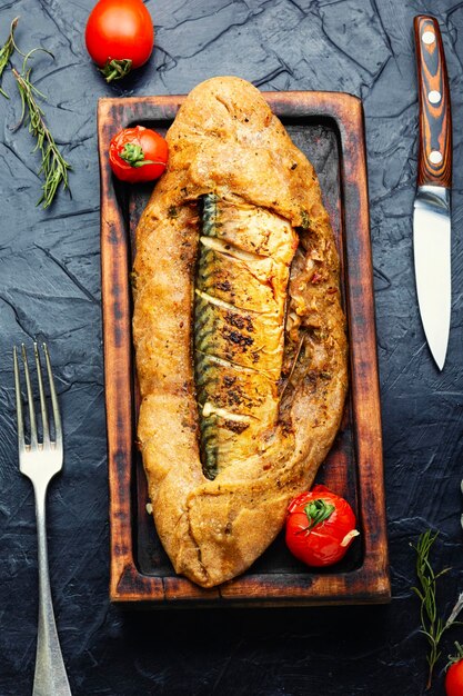 Hele vis gebakken in brood vis taart