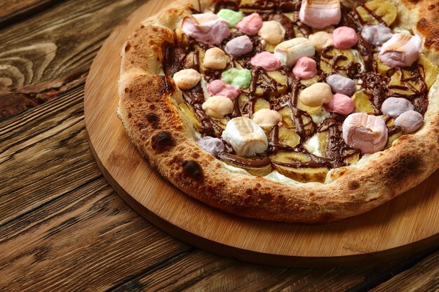 Hele zoete pizza geserveerd met marshmallows en snoep